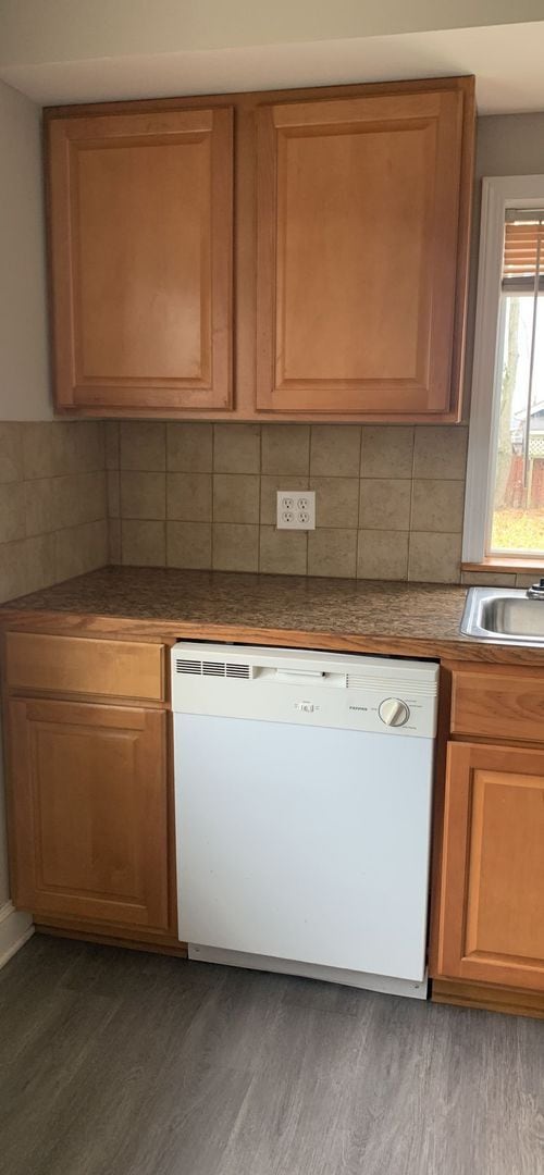 Building Photo - 2 Bedroom 1 Bathroom Single Family on Doub...