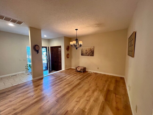 Building Photo - Gorgeous Condo in The Gated Community of T...