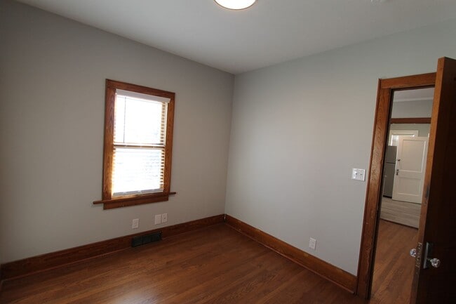 Building Photo - Spacious 3 bedroom 1.5 bathroom home with ...