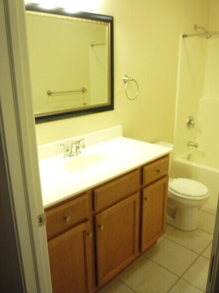 Building Photo - 215 N 6th St