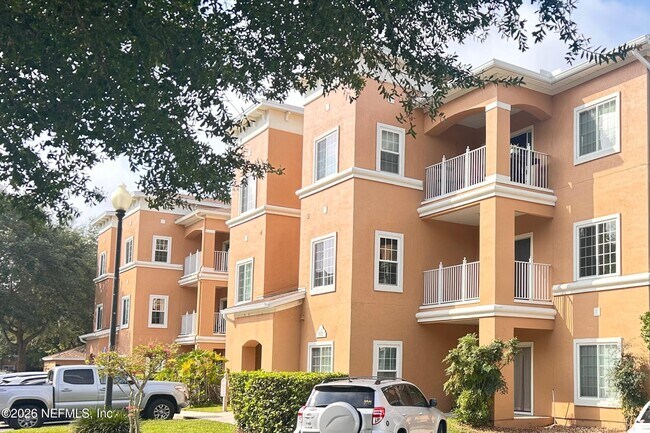 Building Photo - 610 Fairway Dr