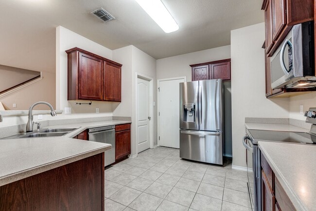 Building Photo - BEAUTIFUL 3-BEDROOM HOME NEAR MEDICAL CENTER