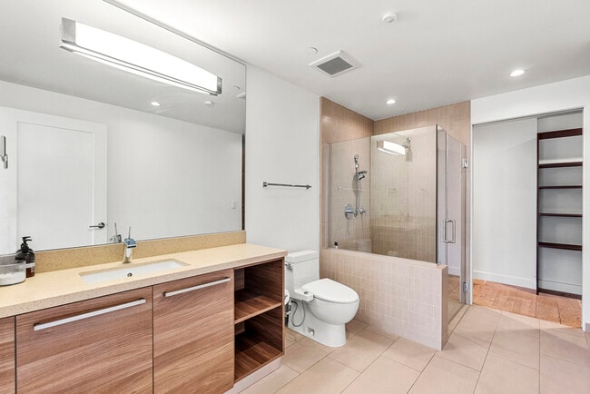 Building Photo - 855 N Croft Ave