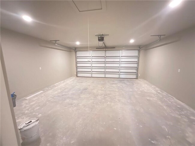 Building Photo - 871 Round Top St