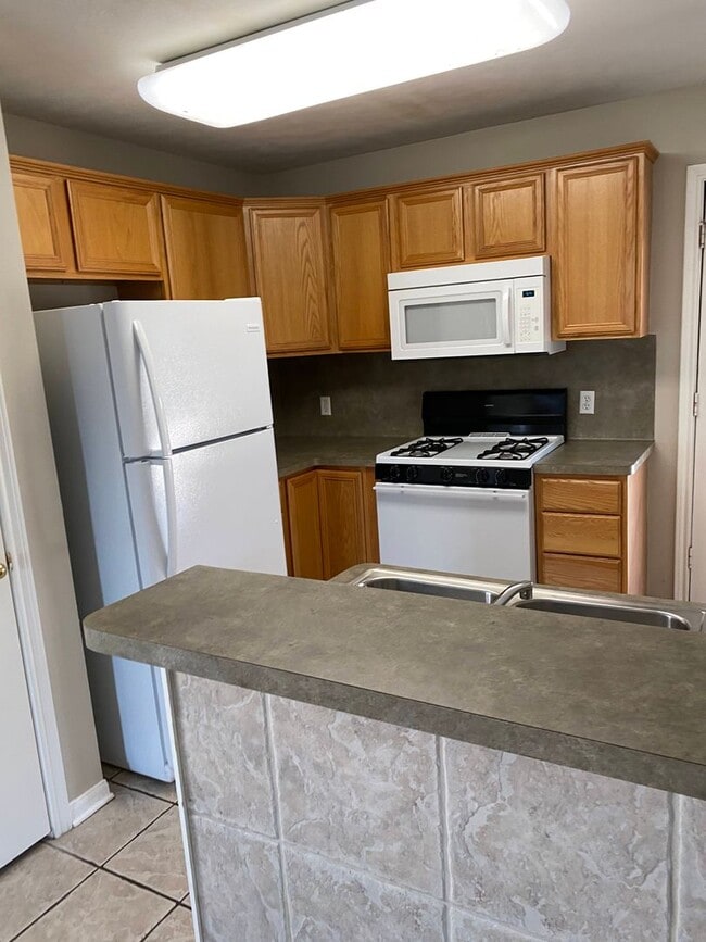 Building Photo - THREE BEDROOMS TWO BATHS, FENCED BACKYARD, ON SHUTTLE ROUTE