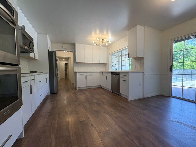Building Photo - Stunning 4-Bedroom Home with Pool, Solar P...