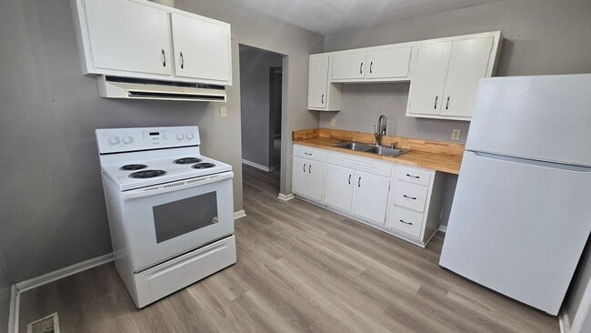 Building Photo - 2 bedroom 1 bathroom home