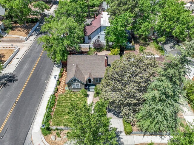 Building Photo - Live on Historic Park Avenue in this 2 Bed 1.5 Bath Single Family Home!