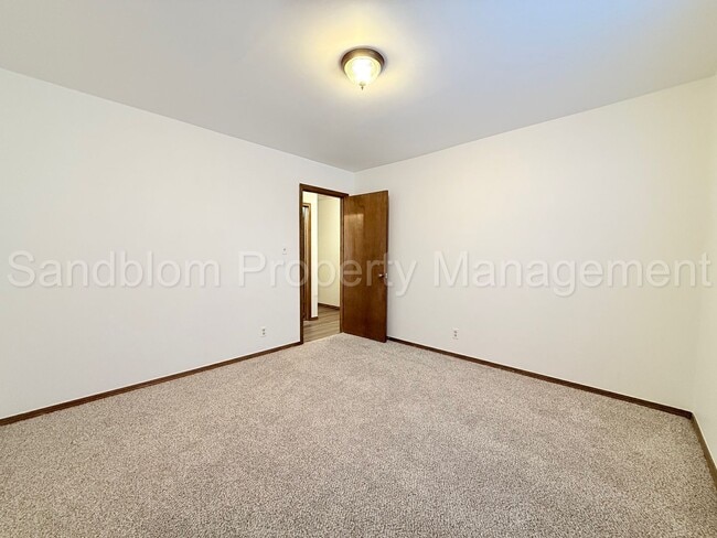 Building Photo - For Lease | South Tulsa Duplex | Available Now!