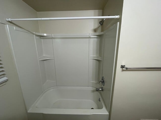 Building Photo - Fantastic SE Salem location!