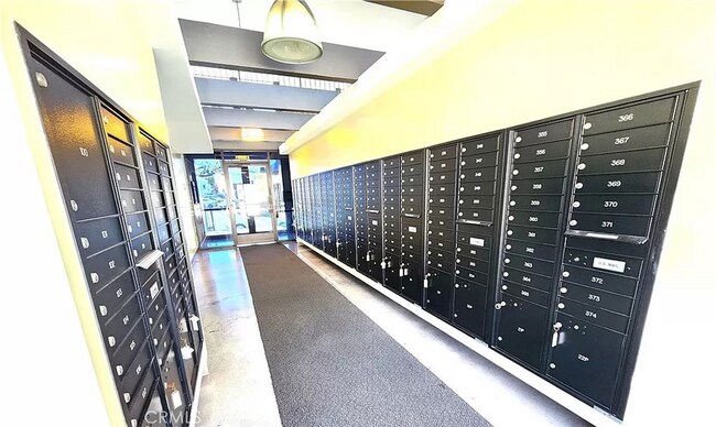 Building Photo - Move-In Ready! Studio Condo! Prime Long Beach Location! 90804