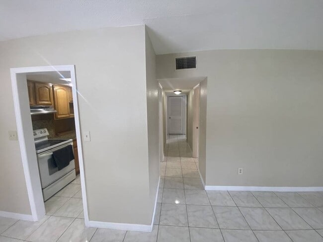 Building Photo - 4001 W Comanche Ave