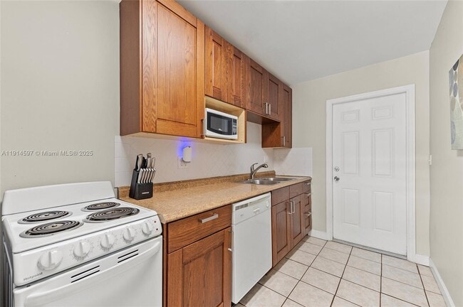 Building Photo - 1125 NE 5th Ave