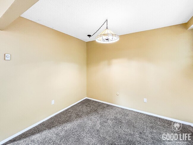 Building Photo - Spacious 3BD/2.5BA Townhouse in UTC W/ 2-Car Garage, Washer/Dryer, Balcony, Community Pool & Tenn...