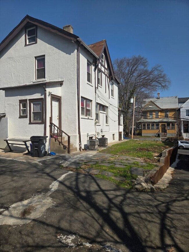 Building Photo - Spacious Newark Home – 7 Bedrooms, 2 Kitchens