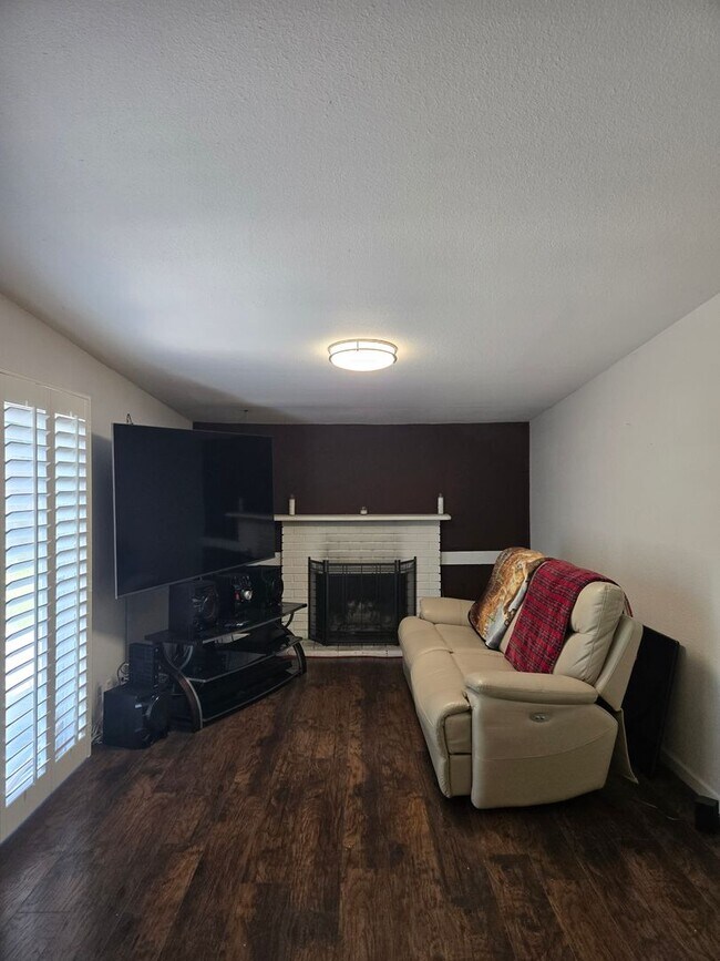 Building Photo - Beautifully Updated 3 Bed, 2 Bath House