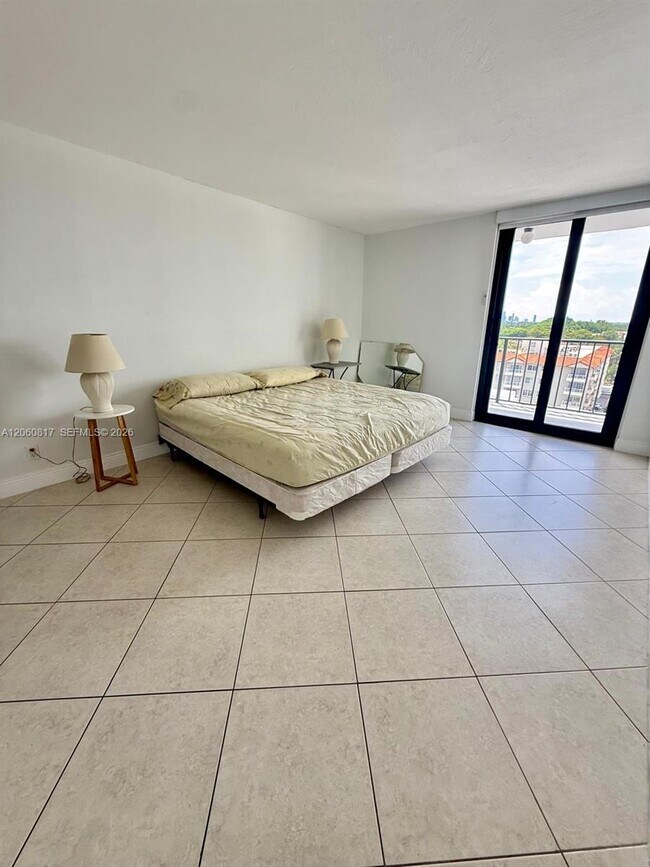 Building Photo - 2625 Collins Ave