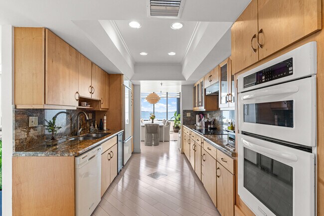 Building Photo - 520 Brickell Key Dr