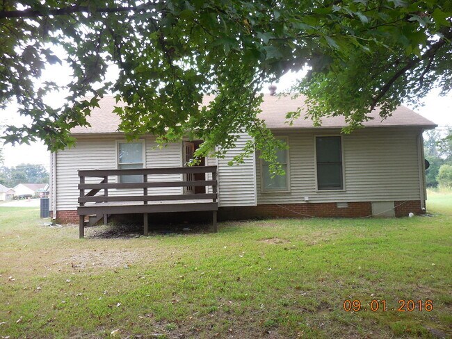 Building Photo - 3 Bedroom 2 Bath Home For Rent in Sango Area!