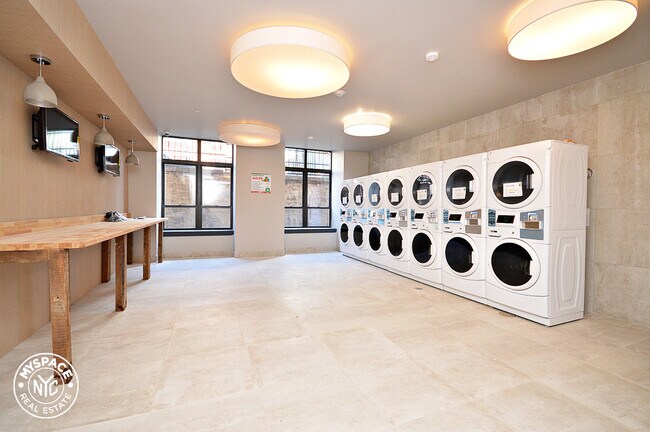 Building Photo - 21 Monitor St