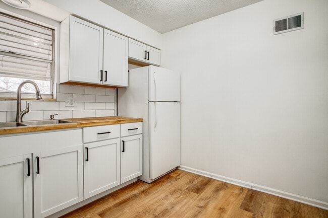 Building Photo - 8736 W 70th St