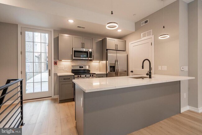 Building Photo - 713 S Mildred St