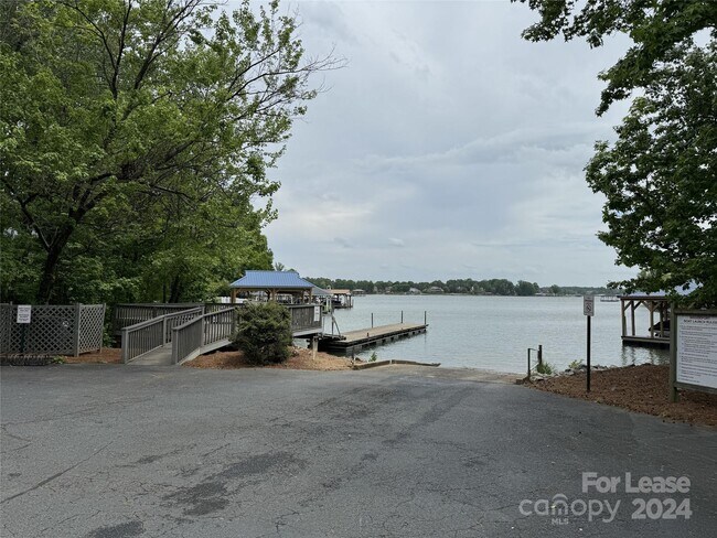 Building Photo - 129 Southhaven Dr