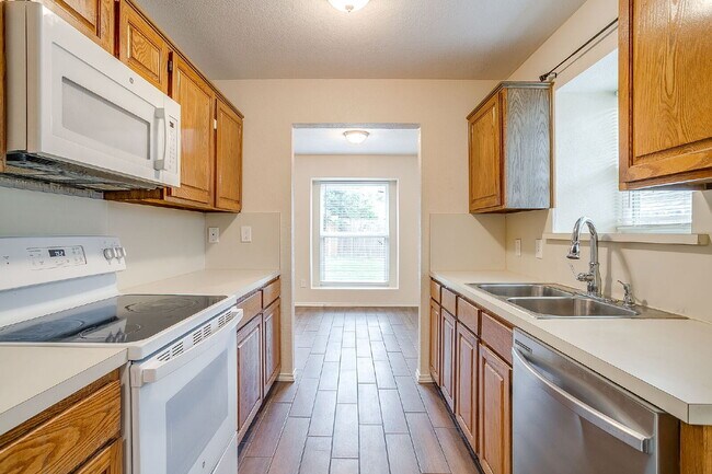 Building Photo - Charming, updating 3 bedroom home in east Fort Worth