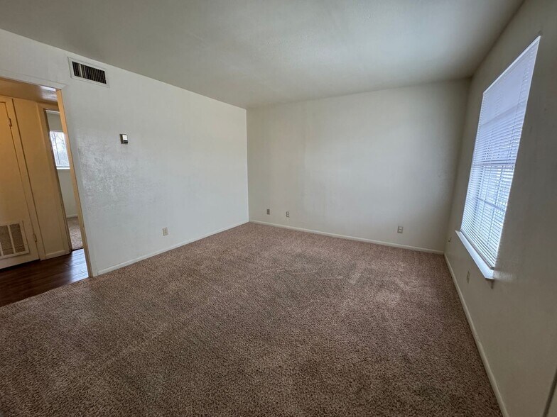 Building Photo - 228 Hold St