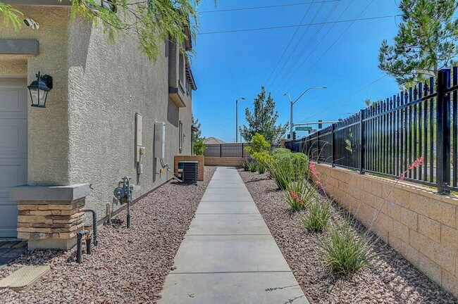 Building Photo - Stunning 3 Bedroom in Skye Canyon Master P...