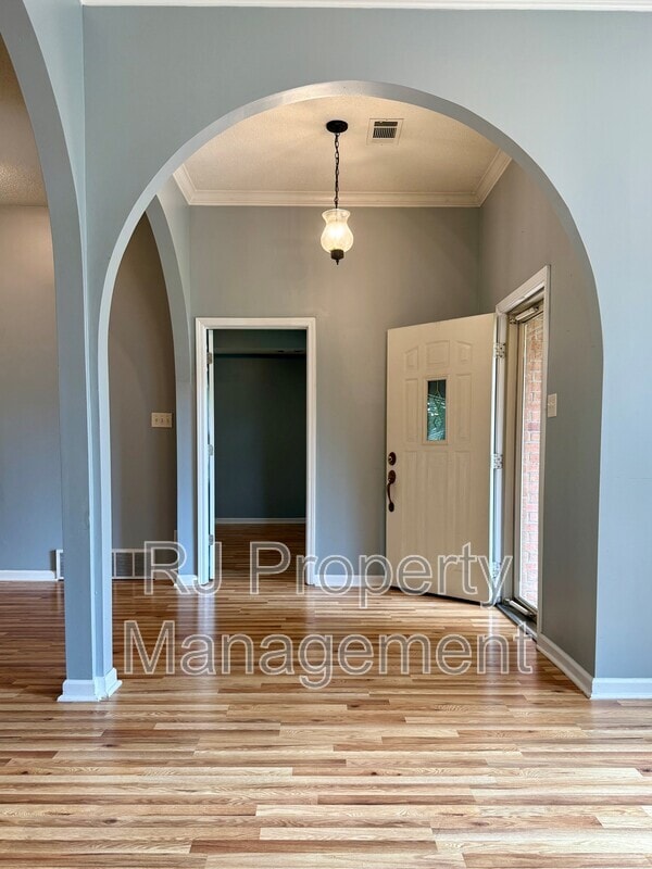 Building Photo - 6095 E Everett Hill Cir