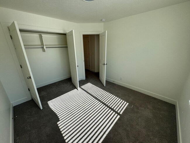 Building Photo - Desert Color Townhome!