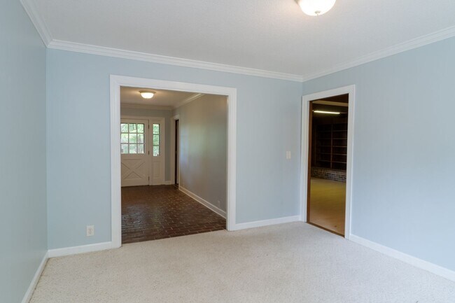 Building Photo - Single Family Home on almost an acre, 4 be...