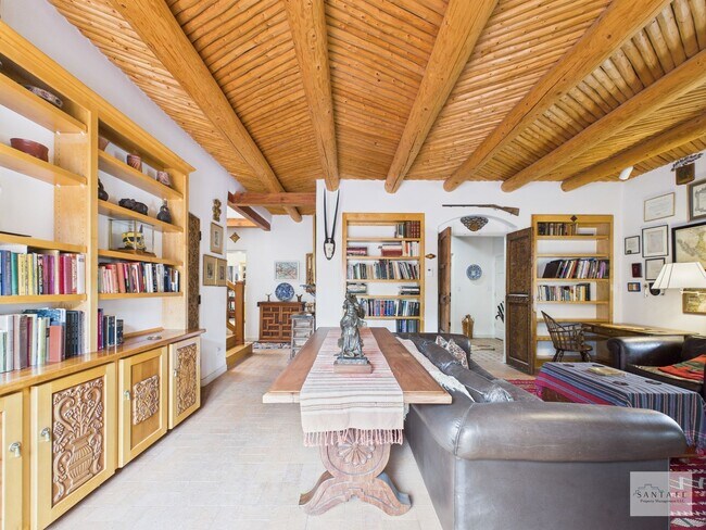 Building Photo - Downtown Fully Furnished Home Available Now!