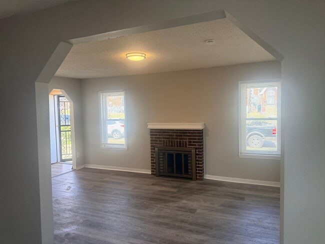 Building Photo - "Charming 3-Bed, 1 bath Retreat with Beautiful Floors on Laura Avenue!"