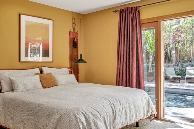 Building Photo - HOLIDAY SPECIAL***2 WEEKS FREE** 3 Bed/2 Bath Oasis in Royal Woods - Available Now