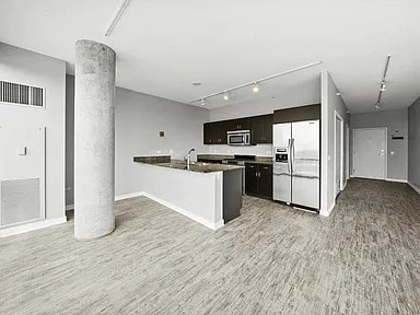 Building Photo - 860 W Blackhawk St
