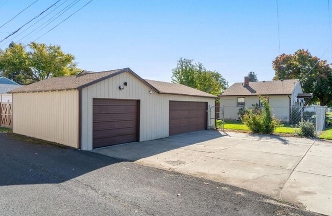 Building Photo - 603 E Columbia Ave