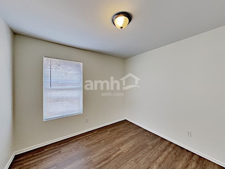 Building Photo - 12554 W Holly St