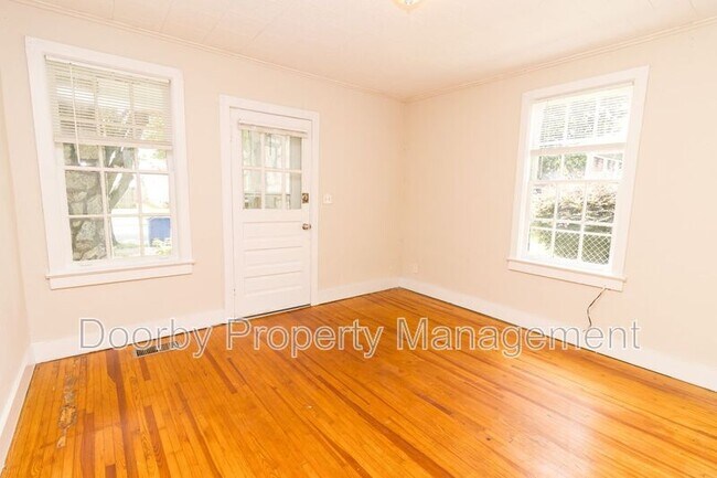 Building Photo - 1113 E 8th St