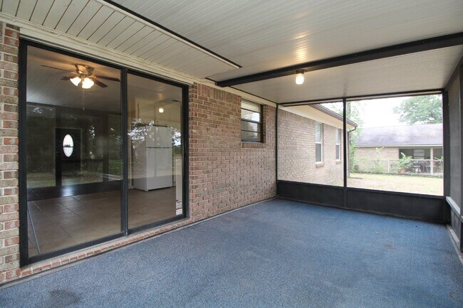 Building Photo - 4BR Ranch-Style Home off Olive Rd – Fenced Yard & Garage – Available 2/2