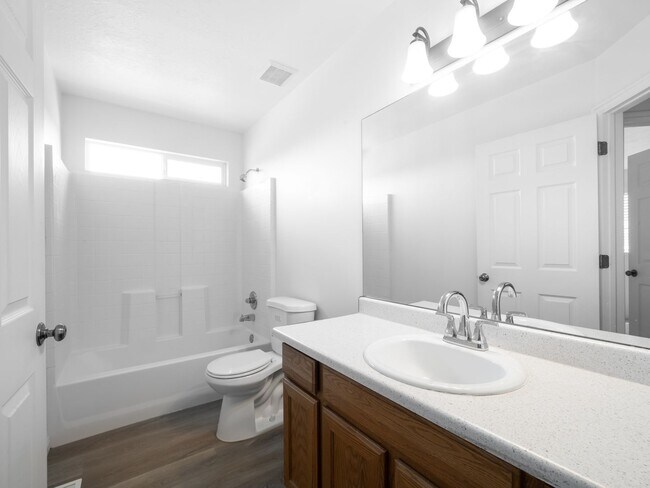 Building Photo - 4 Bedroom - 2.5 Bathroom House in Provo