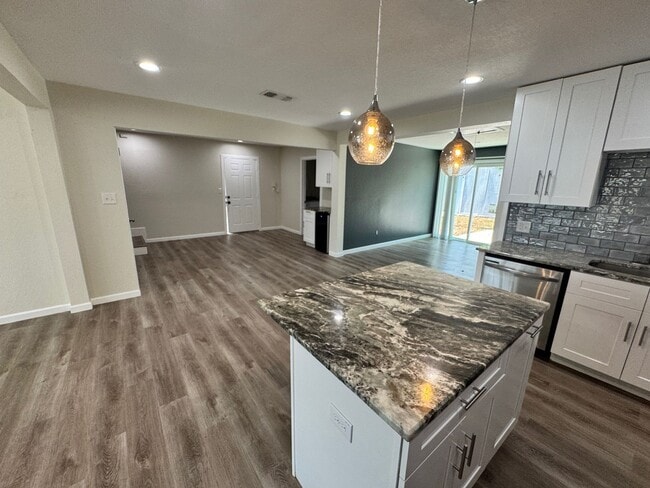 Building Photo - Ready For Move In - Nicely Renovated Large...
