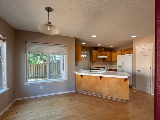 Building Photo - Gorgeous 4 Bed, 2.5 Bath House!