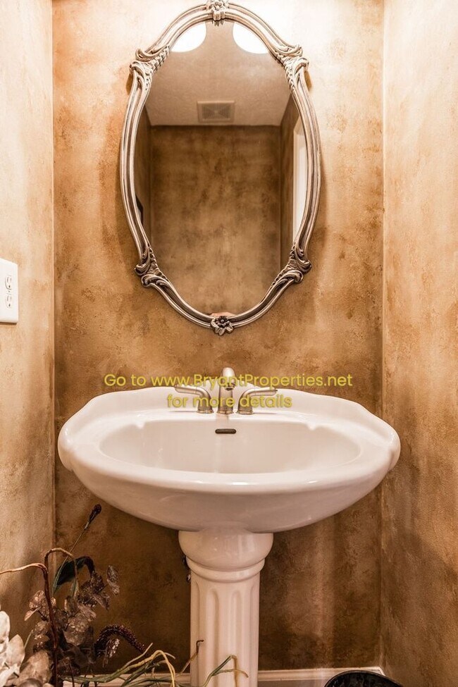 Building Photo - Madison/Rivergate Area - 3 Bedroom, 2.5 Baths