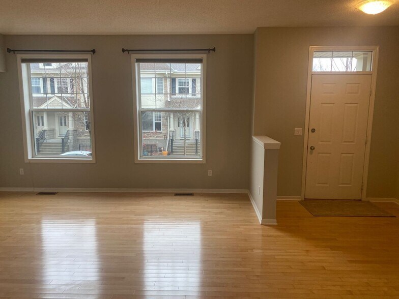 Building Photo - 11346 Stratton Ave