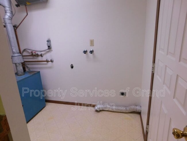 Building Photo - 570 Dawn Ct