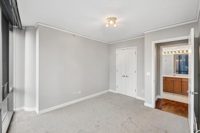 Building Photo - 450 E Waterside Dr