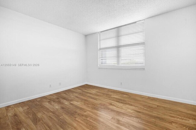 Building Photo - 250 Jacaranda Dr