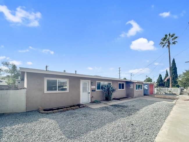 Building Photo - Beautiful 3B/2BA w/ Updated Kitchen and Pool in Clairemont!